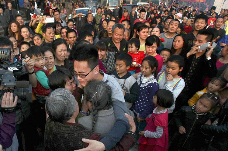 桂林4岁男孩被拐 26年后母子终团聚感动全村 
